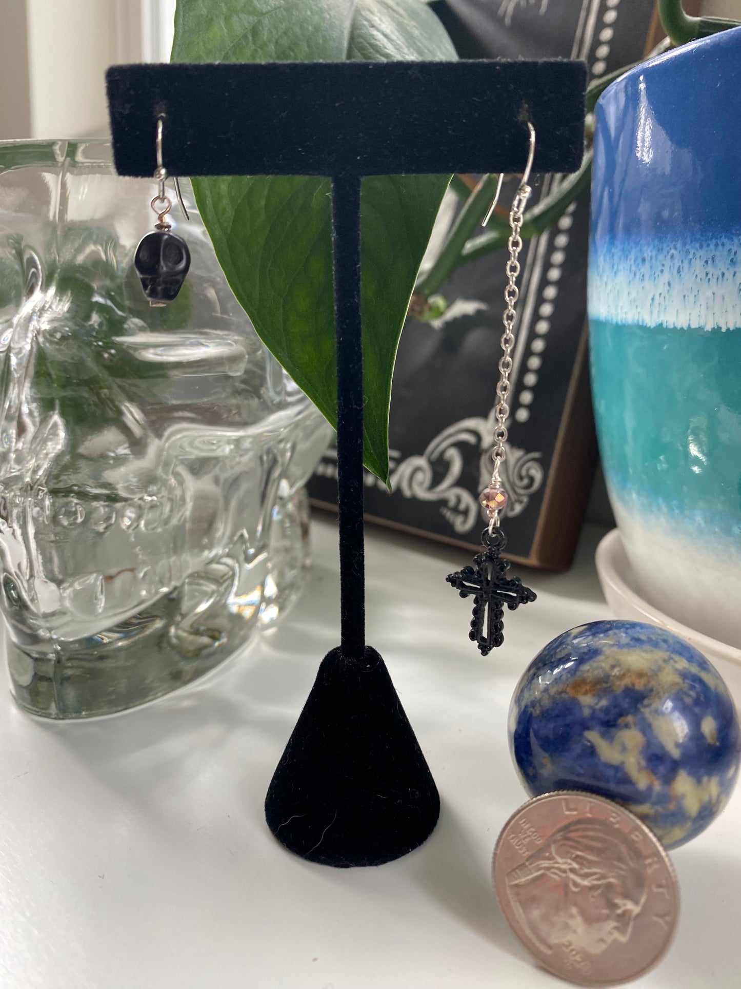 Lopsided earrings: Small black skull and Black cross HA23-EC0036