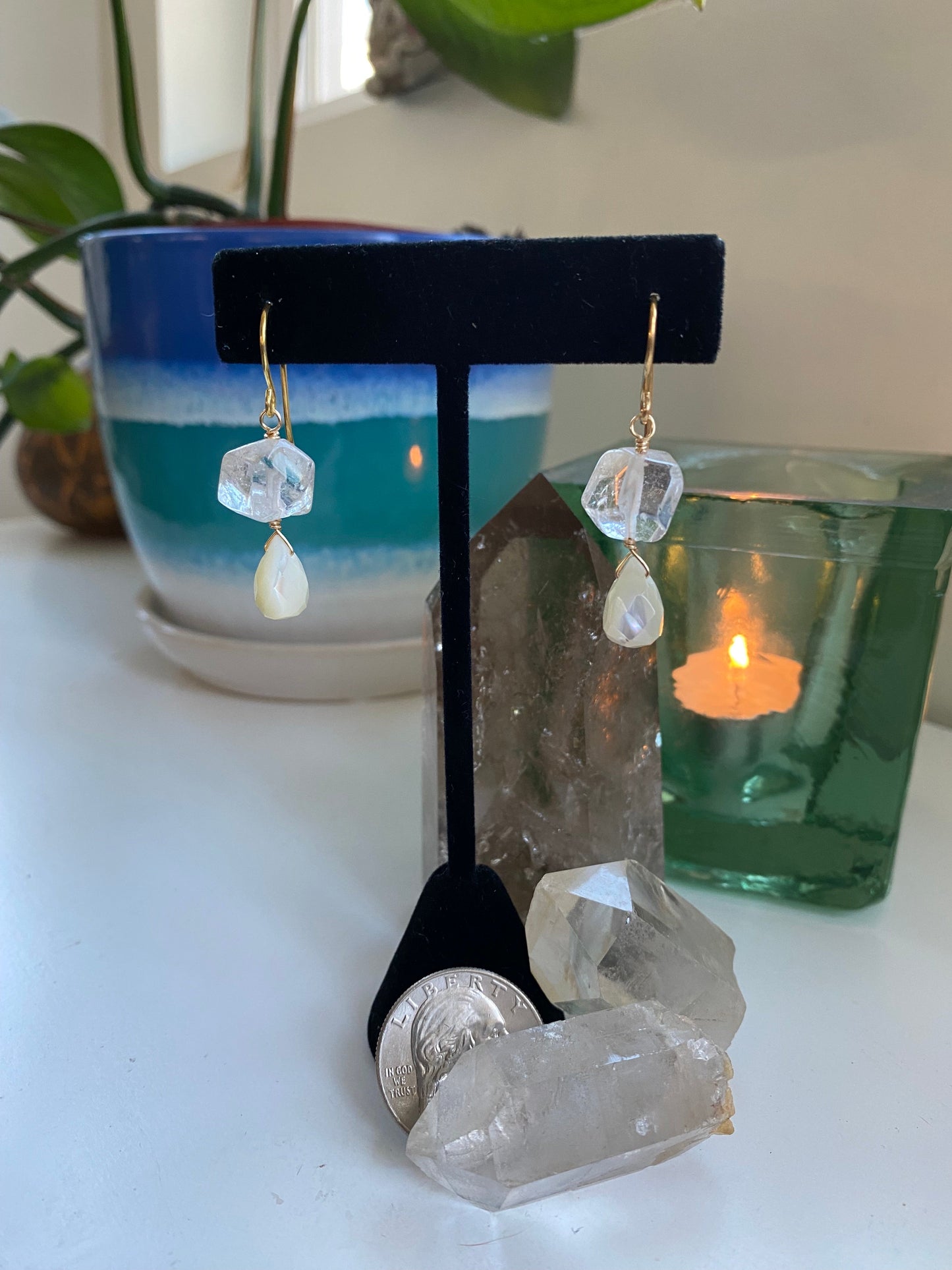 Quartz bead with faceted shell tear drops with gold plated earwires AN23-EG00